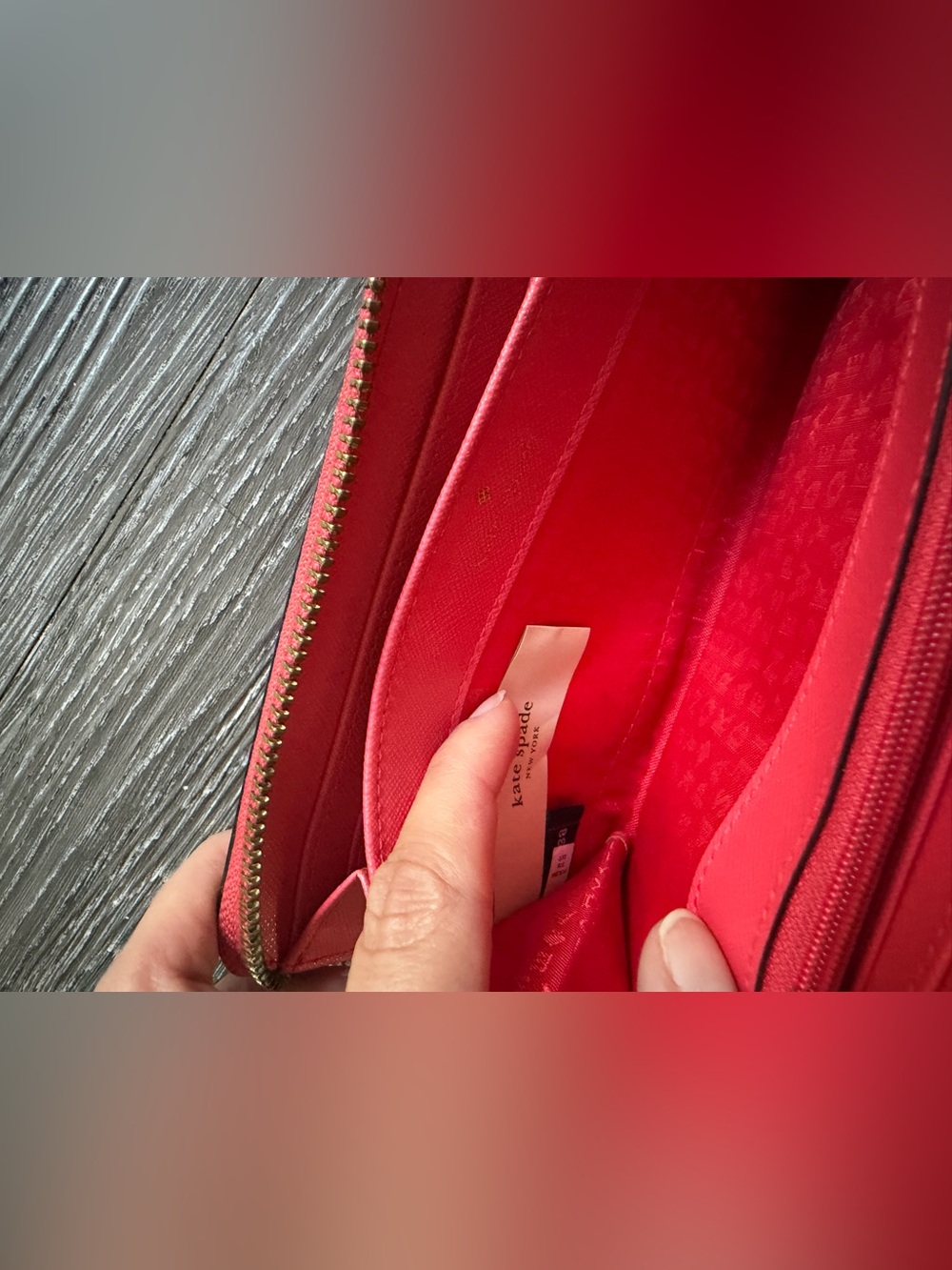 kate spade bright red zip-around Saffiano leather wallet with gold plaque - Picture 4 of 4